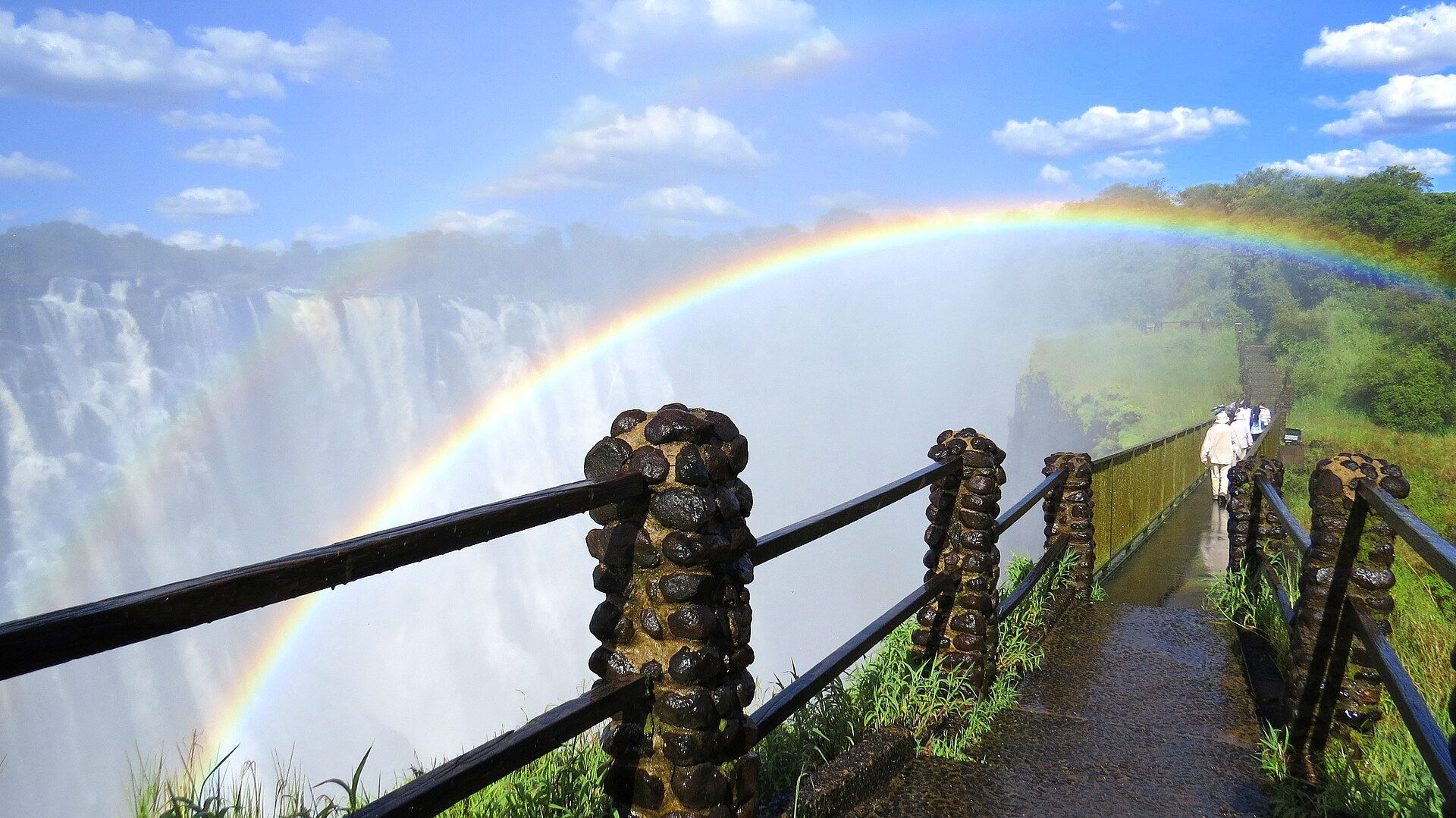 Arc-en-ciel au-dessus du sentier des chutes