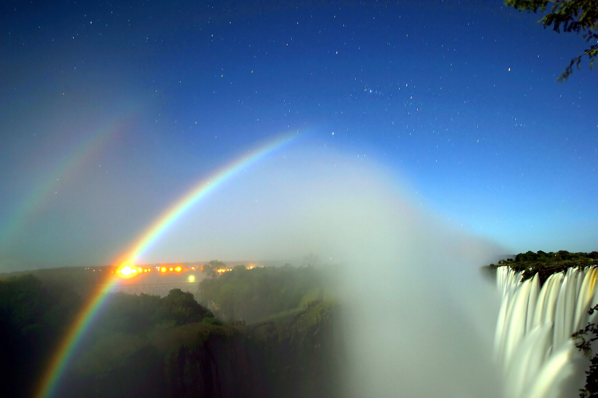 Arc-en-ciel lunaire au-dessus des chutes