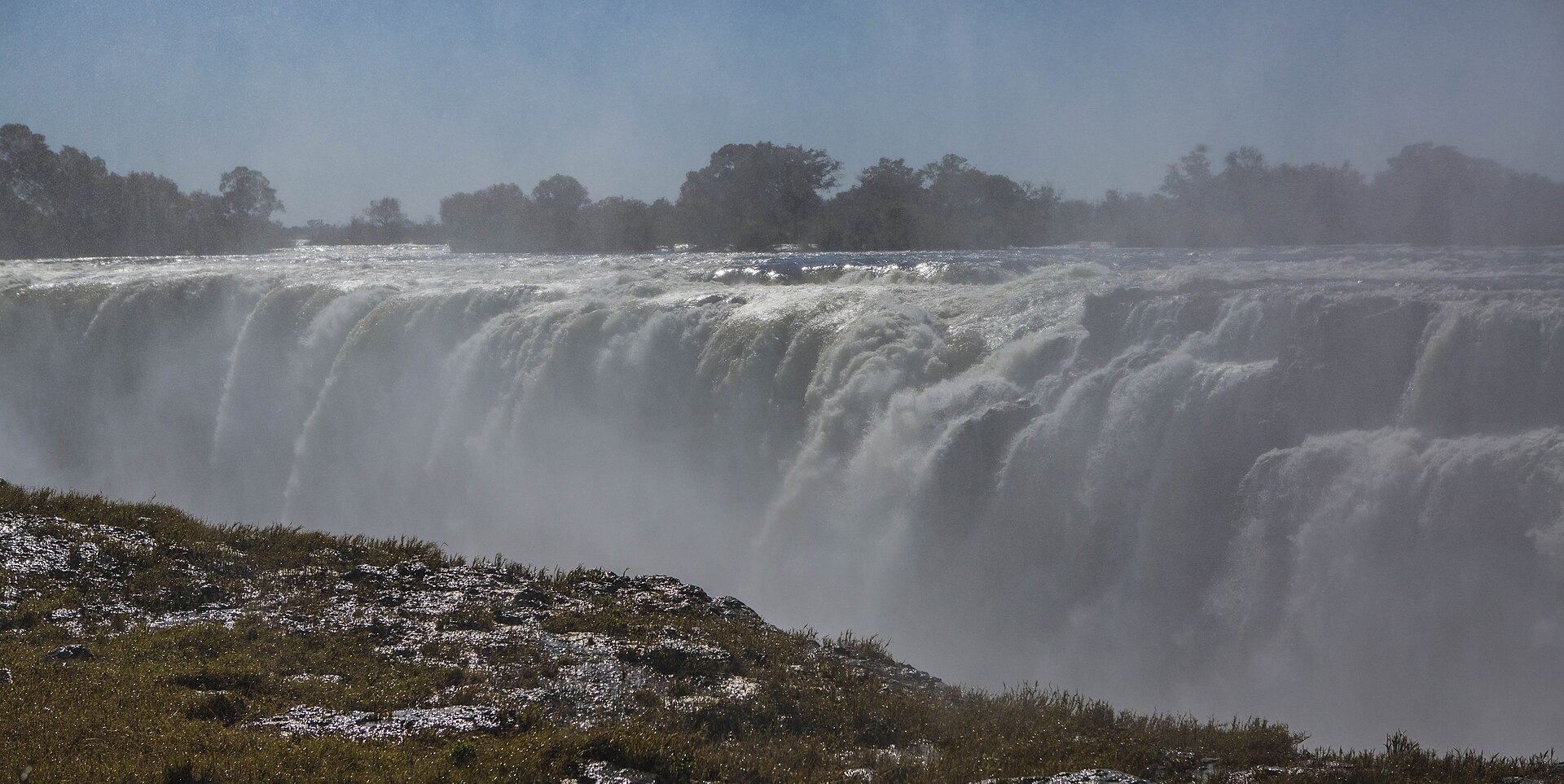 Les chutes et leur brume en saison des hautes eaux
