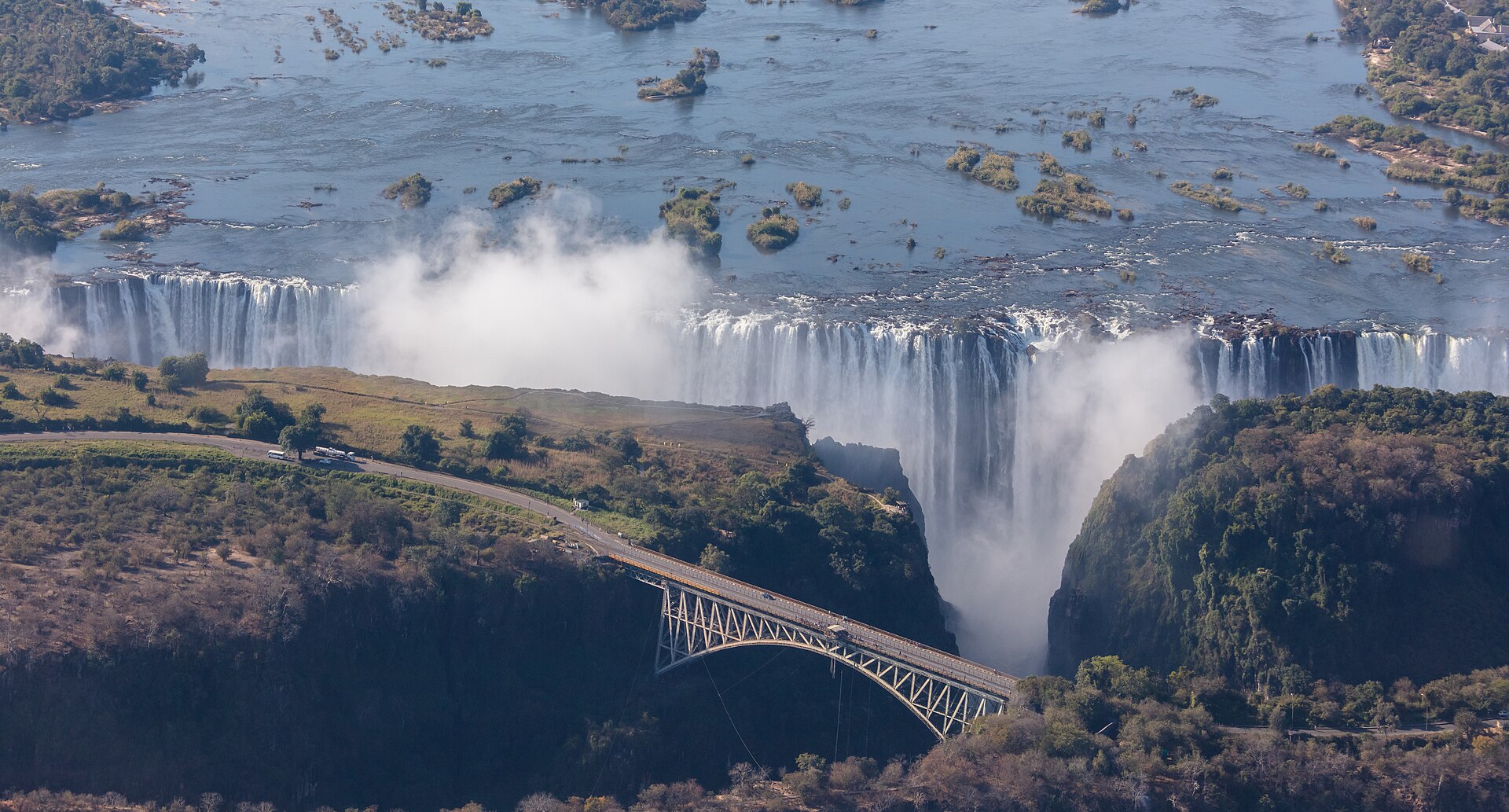 Vue aérienne des chutes et du pont