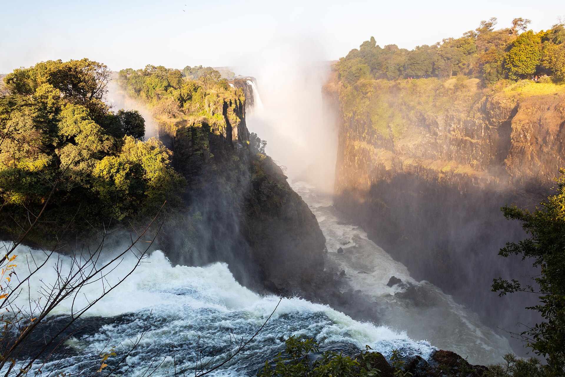 Le rideau d'eau des chutes Victoria dans la lumière dorée
